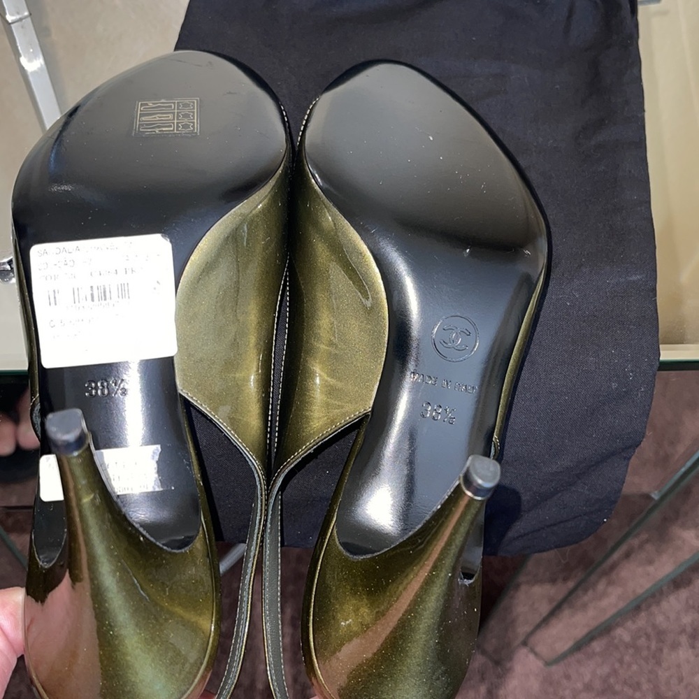 CHANEL HEELS NEW  38.5 PATENT‎ LEATHER METALLIC OLIVE GREEN 🫒 CHANEL DUST BAG - Picture 7 of 17